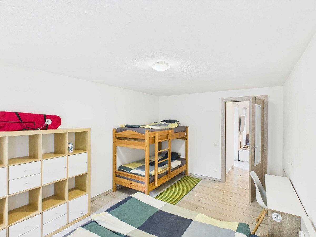 Ampia camera da letto adiacente al soggiorno, con spazi luminosi e accoglienti. Gli arredi moderni e funzionali contribuiscono a creare un’atmosfera di tranquillità e comfort, ideale per momenti di relax.