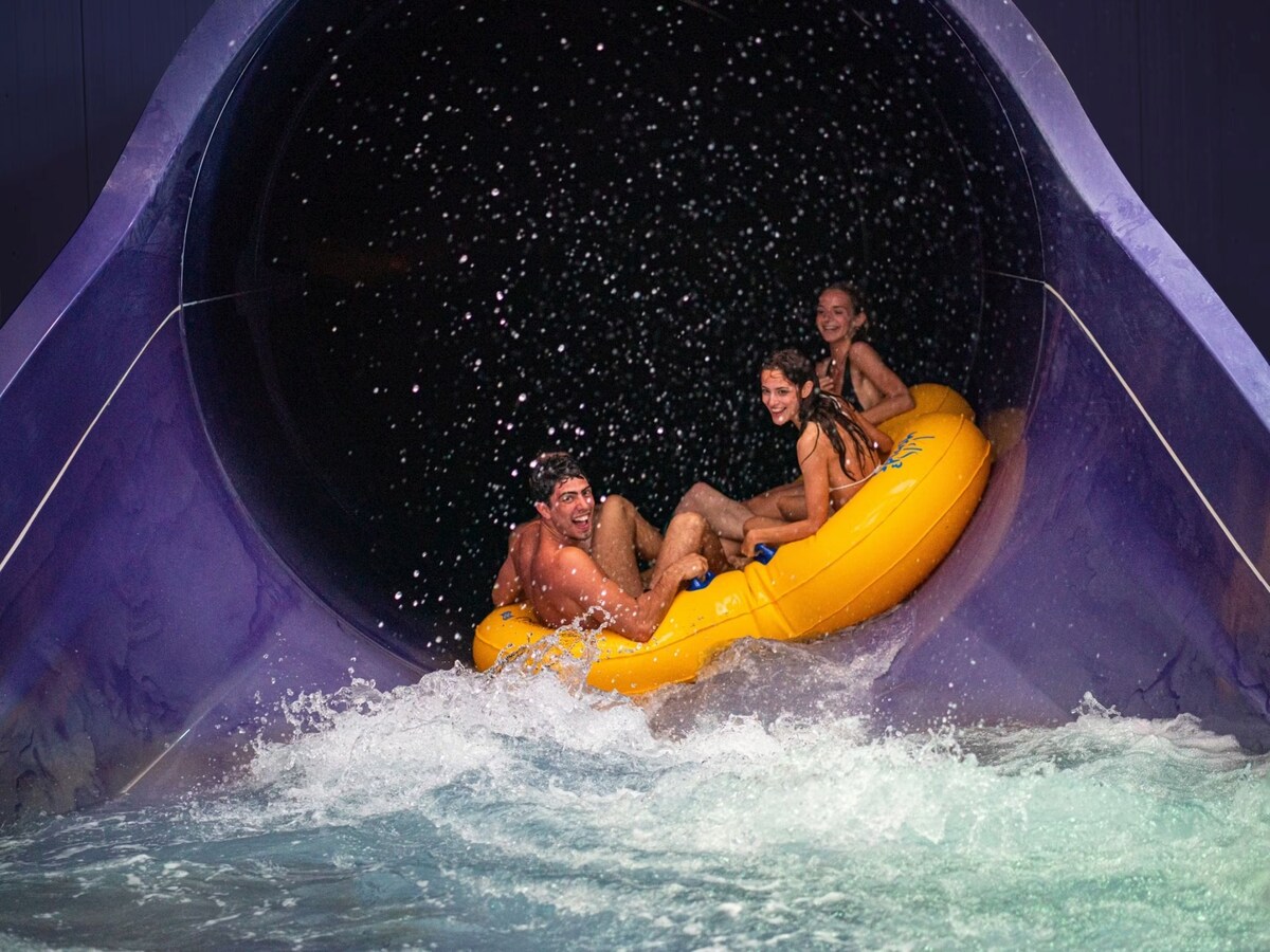 The Splash and Spa inflatables offer a fun and relaxing experience, ideal for enjoying the waters in an atmosphere of leisure and well-being.