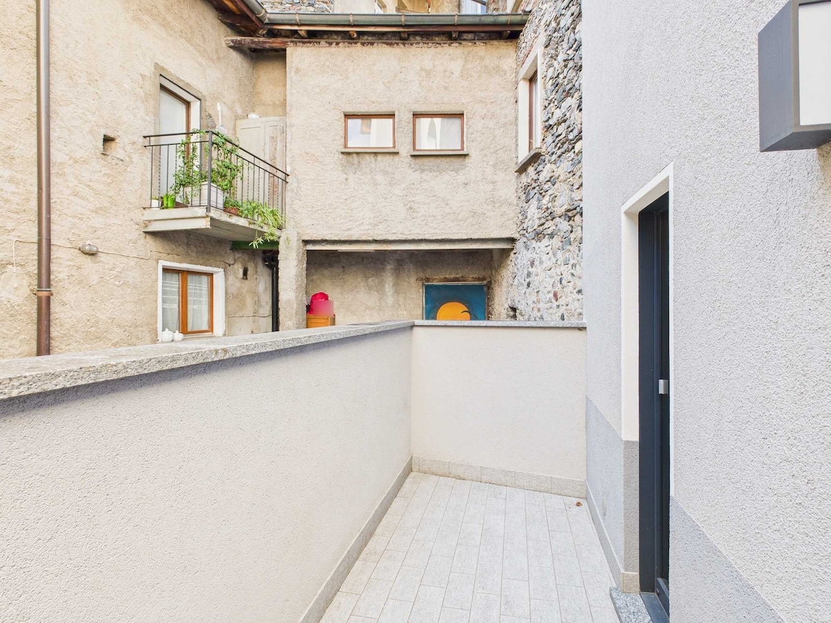 Una corte caratteristica di pertinenza dell'appartamento, un angolo tranquillo e ben curato. Perfetta per momenti di relax all'aperto, arredato con cura per offrire un ambiente accogliente e privato.