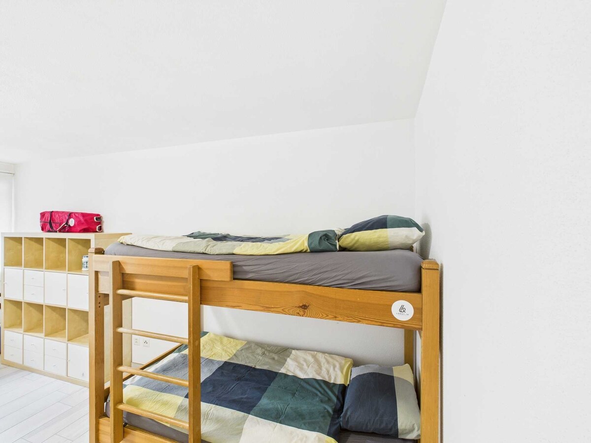 Comodo letto a castello, ideale per ospitare più persone in spazi ottimizzati. Perfetto per un soggiorno breve, offre comfort e praticità, garantendo un riposo piacevole in un ambiente funzionale e accogliente.