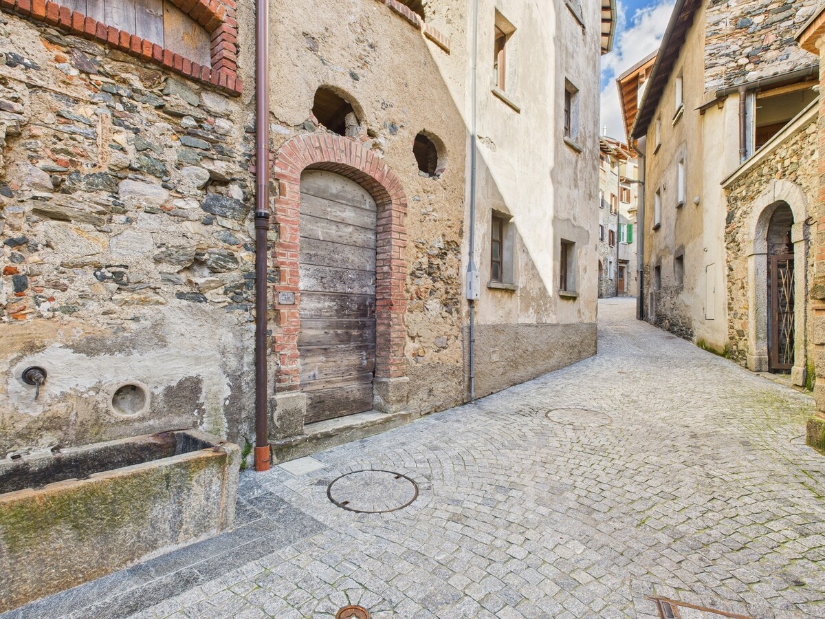 Il centro storico di Sonvico, nel comune di Lugano, incanta con le sue stradine acciottolate e gli edifici caratteristici. Le fontane in sasso, tipiche del luogo, aggiungono un tocco di rusticità e autenticità, creando un'atmosfera affascinante.
