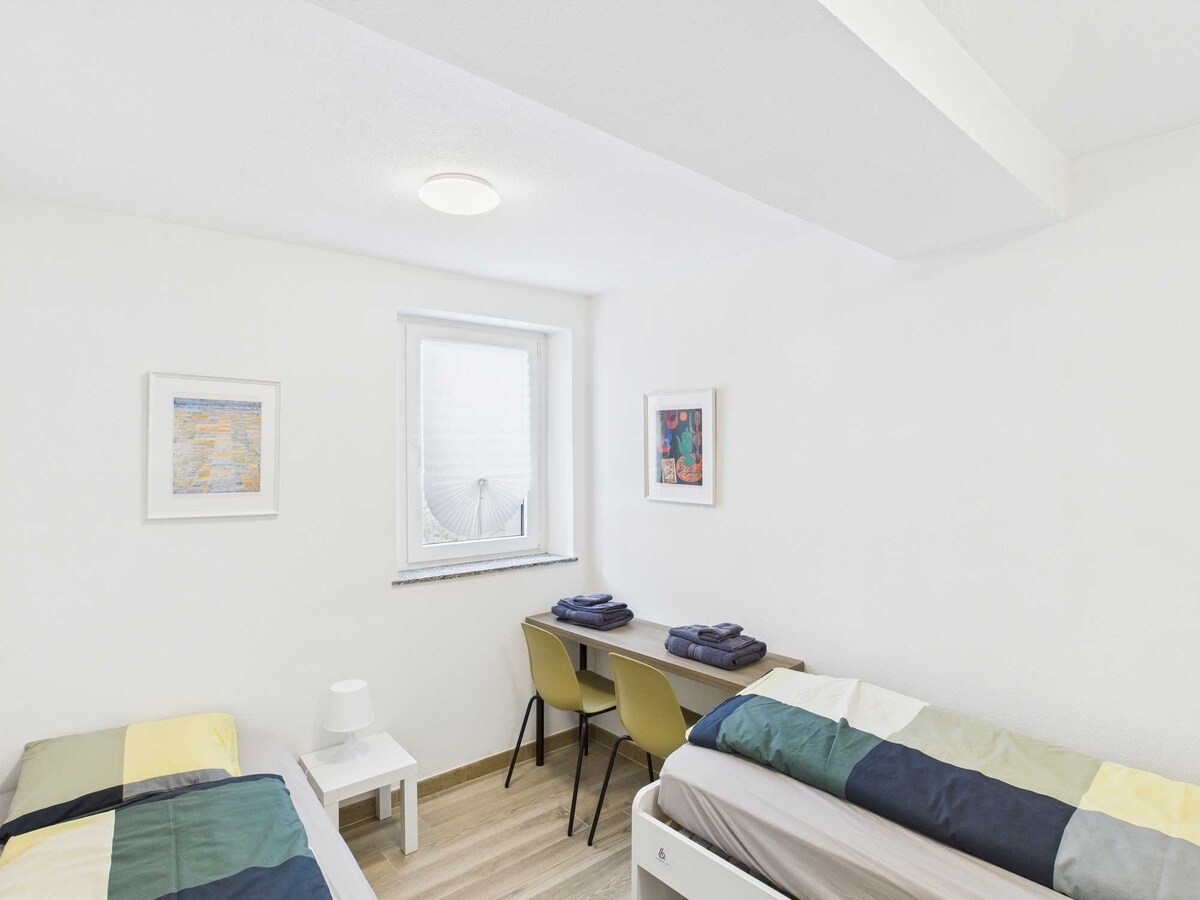 Accogliente camera doppia con due letti singoli, ideale per amici o familiari. Ambiente luminoso e funzionale, arredato con gusto e dotato di comfort essenziali per un soggiorno piacevole e rilassante. Perfetta soluzione per praticità e comodità.