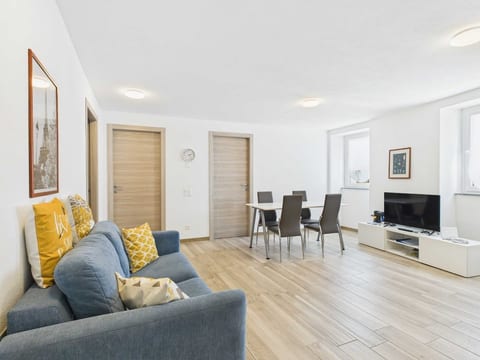 Luminoso appartamento di 3.5 locali, con ampie finestre che garantiscono abbondante luce naturale. Gli spazi ben organizzati e le finiture moderne offrono un ambiente confortevole, elegante e funzionale, ideale per chi cerca praticità e stile.