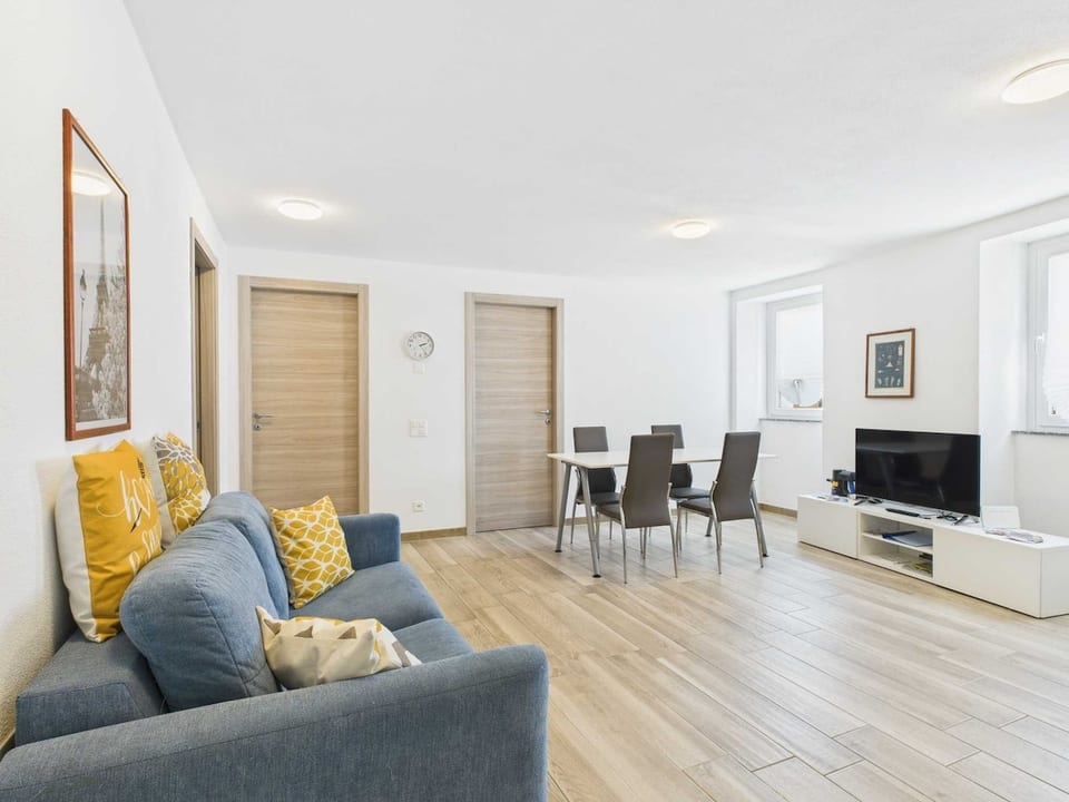 Luminoso appartamento di 3.5 locali, con ampie finestre che garantiscono abbondante luce naturale. Gli spazi ben organizzati e le finiture moderne offrono un ambiente confortevole, elegante e funzionale, ideale per chi cerca praticità e stile.
