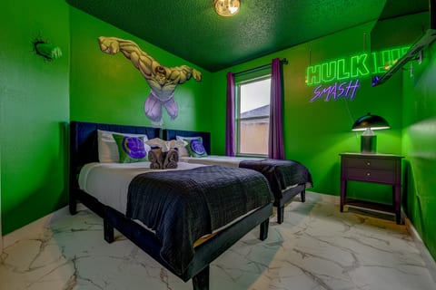 Hulk Smash Twin Room (Shared Bath)