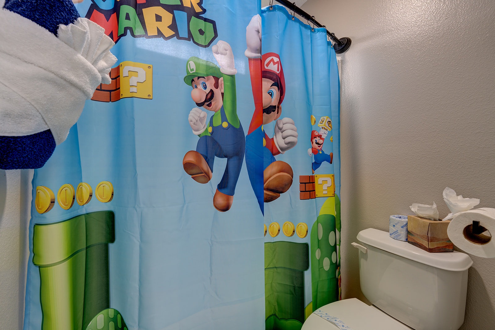 hulk-smash-twin-room-shared-bath/