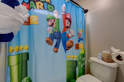 Hulk Smash Twin Room (Shared Bath)