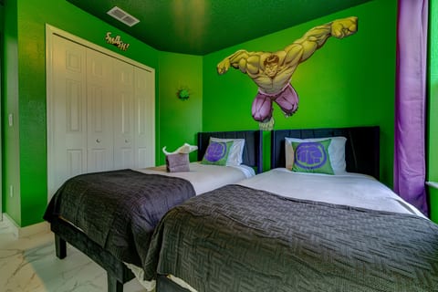 Hulk Smash Twin Room (Shared Bath)