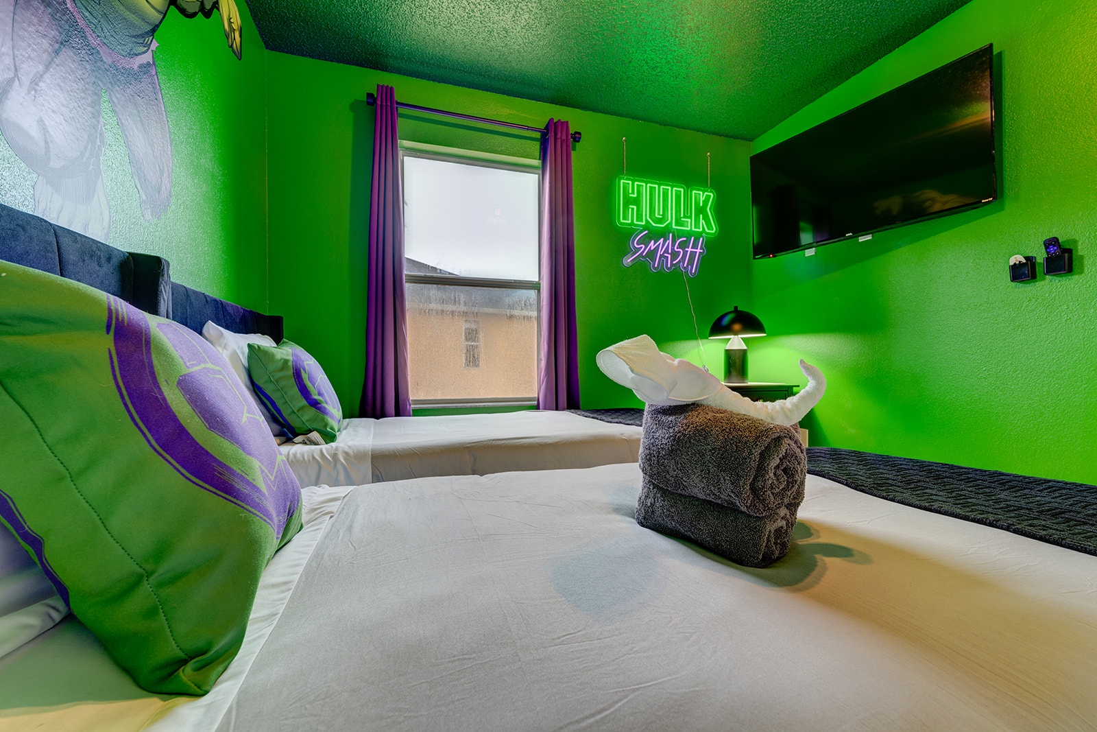 hulk-smash-twin-room-shared-bath/