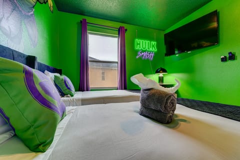 Hulk Smash Twin Room (Shared Bath)