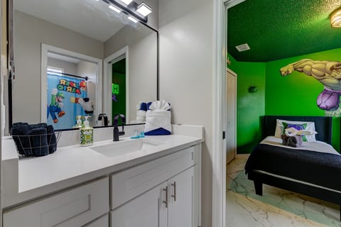 Hulk Smash Twin Room (Shared Bath)