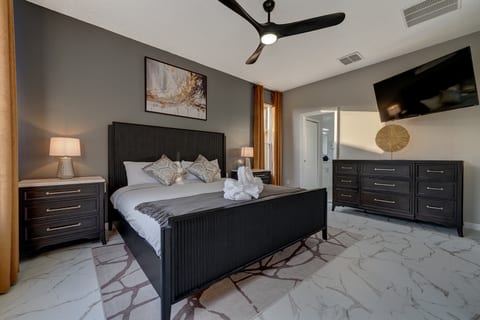 Elegant King Suite with Private Bath