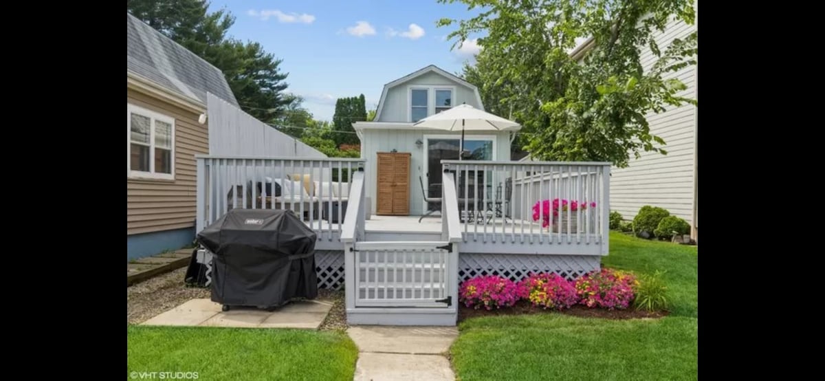Waterfront Cottage/sauna/kayaks/firepit/dock image 1