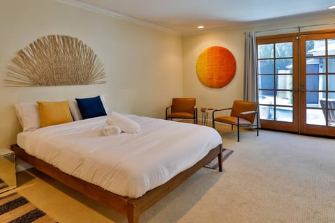 Cozy and comfortable room furnished with a double bed for your convenience.