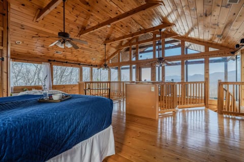 Nordic Haven - Unbelievable Glass Wall Views, Hot Tub, Pool Table, Game Room, Resort Access