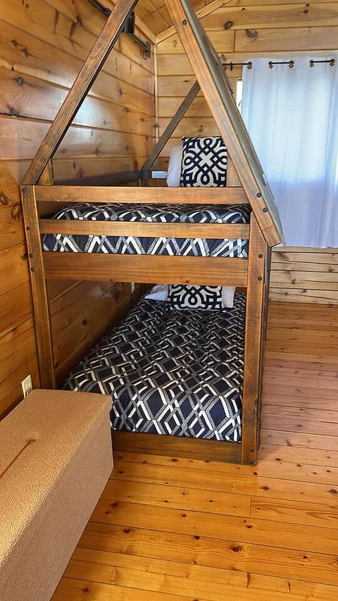 Nordic Haven - Unbelievable Glass Wall Views, Hot Tub, Pool Table, Game Room, Resort Access