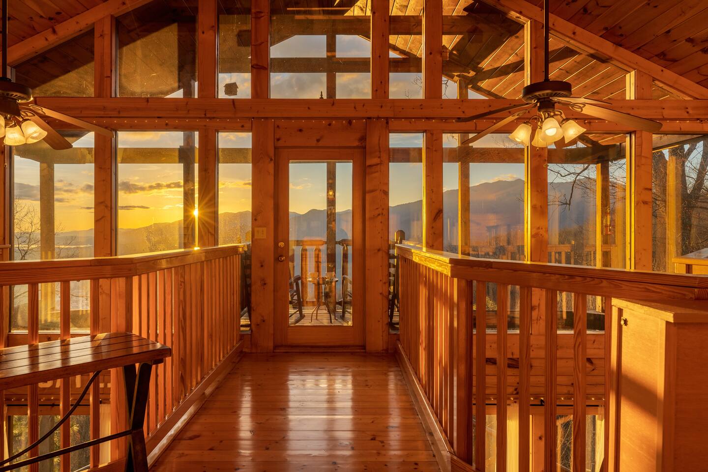 Nordic Haven - Unbelievable Glass Wall Views, Hot Tub, Pool Table, Game Room, Resort Access