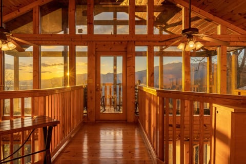 Nordic Haven - Unbelievable Glass Wall Views, Hot Tub, Pool Table, Game Room, Resort Access