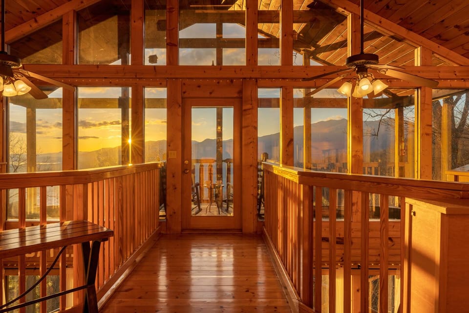 Nordic Haven - Unbelievable Glass Wall Views, Hot Tub, Pool Table, Game Room, Resort Access - Gatlinburg