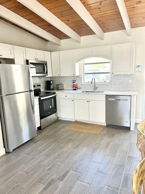 Casa Mar - Unit 31 ; 2 Bedroom 1.5 Bath Pool Side