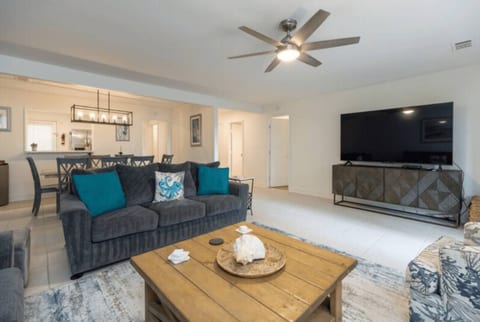Pet-Friendly 3BR Villa Walk to Beach, Golf, Tennis