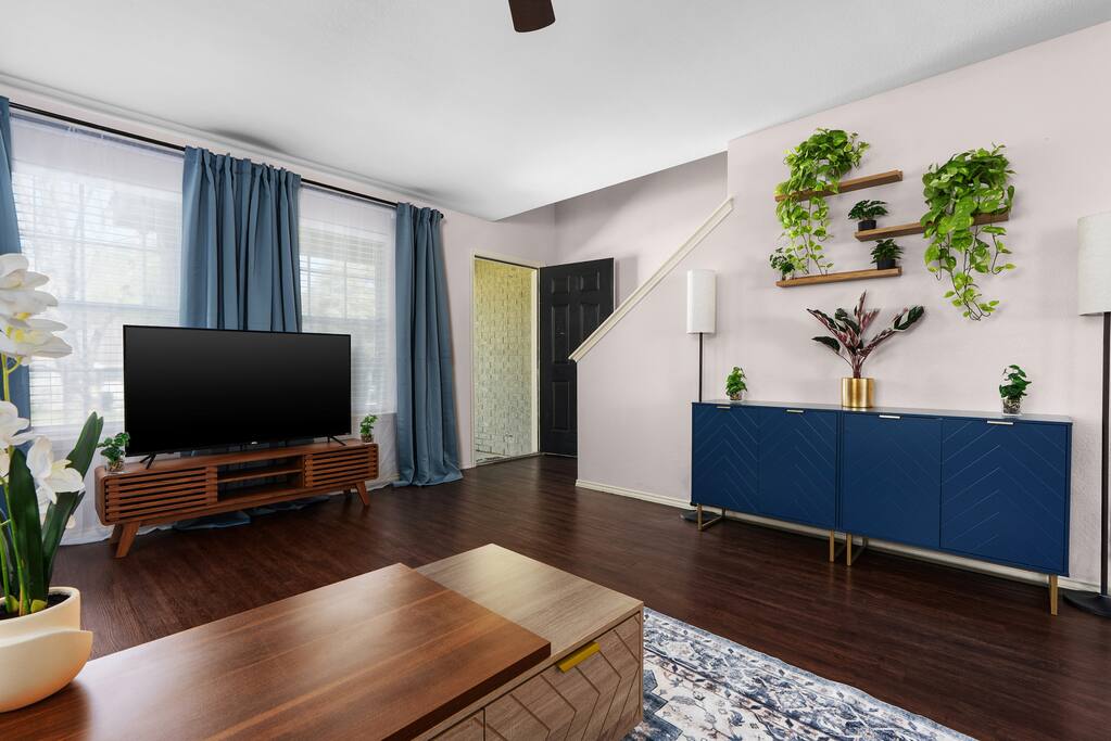 4br-flexible-stays-wifi-office-near-airport/