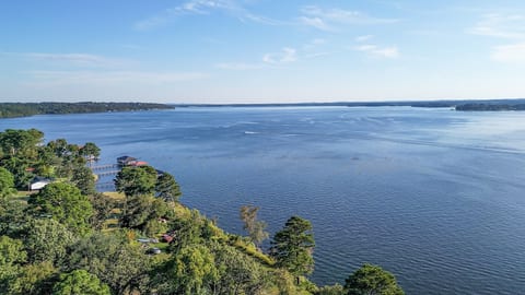 Stunning, Open Water Lake Palestine View! This Airbnb-style retreat offers panoramic lake vistas, perfect for all-day fun: boating, fishing, jet-skiing, and kayaking right from the waterfront. Enjoy sunrises and sunsets.