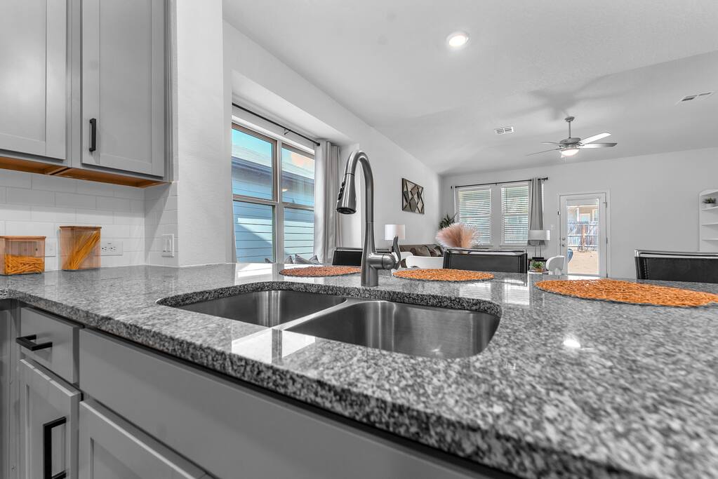 new-casa-azul-oasis-or-close-to-lackland-and-seaworld/