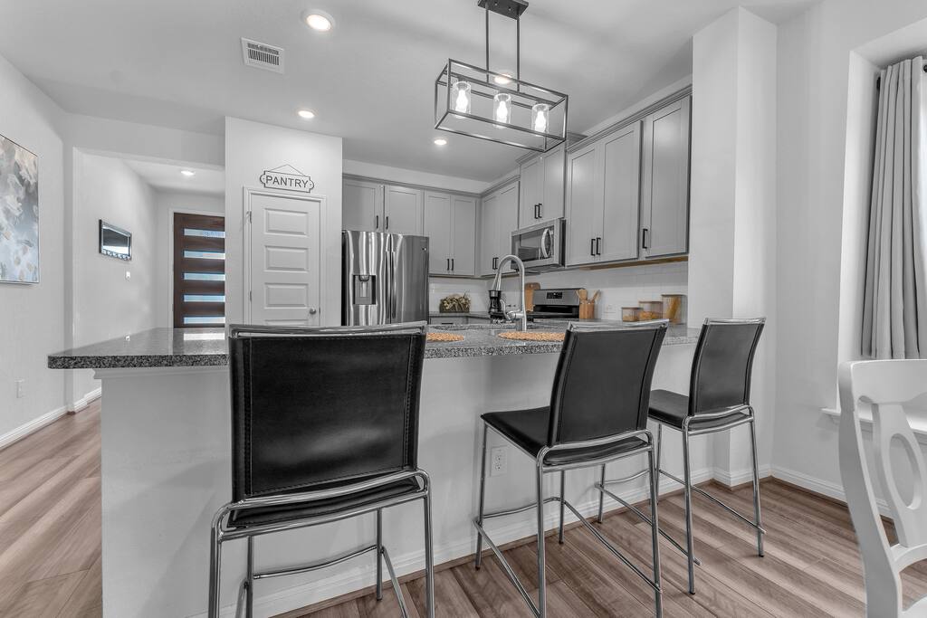 new-casa-azul-oasis-or-close-to-lackland-and-seaworld/