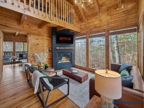 Smoky Mountain Serenity • Gatlinburg • Hot Tub