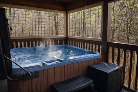 Smoky Mountain Serenity • Gatlinburg • Hot Tub