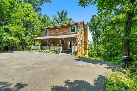 2-7 Guests, 1 mile from Dollywood, Newly Remodeled, 3 Bed 2.5 bath, Very Private
