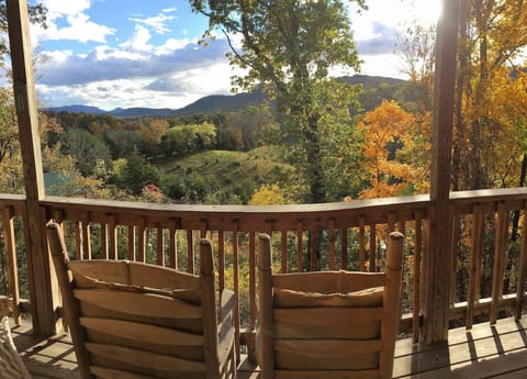 2-7 Guests, 1 mile from Dollywood, Newly Remodeled, 3 Bed 2.5 bath, Very Private