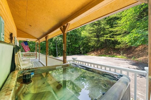 2-7 Guests, 1 mile from Dollywood, Newly Remodeled, 3 Bed 2.5 bath, Very Private