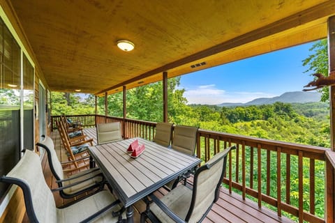 2-7 Guests, 1 mile from Dollywood, Newly Remodeled, 3 Bed 2.5 bath, Very Private