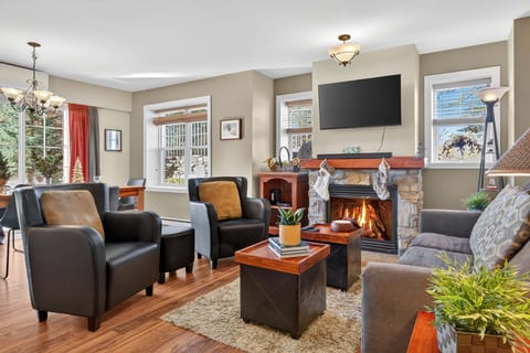 Family Condo Mont Blanc – Pool and beach with kayak