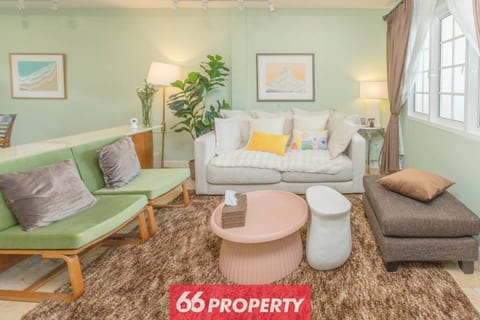 Beautiful 2BR Townhome Stay near Shopping