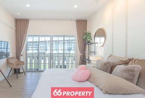 Beautiful 2BR Townhome Stay near Shopping