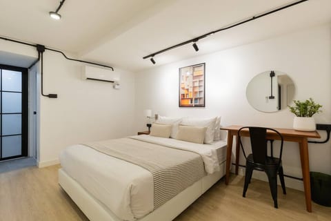 Bedroom for 2 people (one queen size bed)