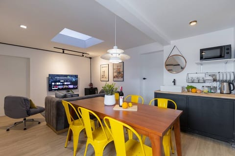 Living and kitchen area