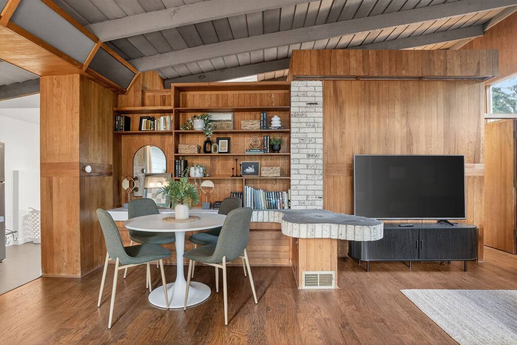 mid-century-nest-or-near-forest-park/