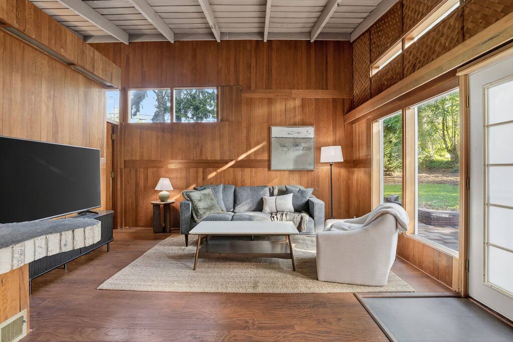mid-century-nest-or-near-forest-park/