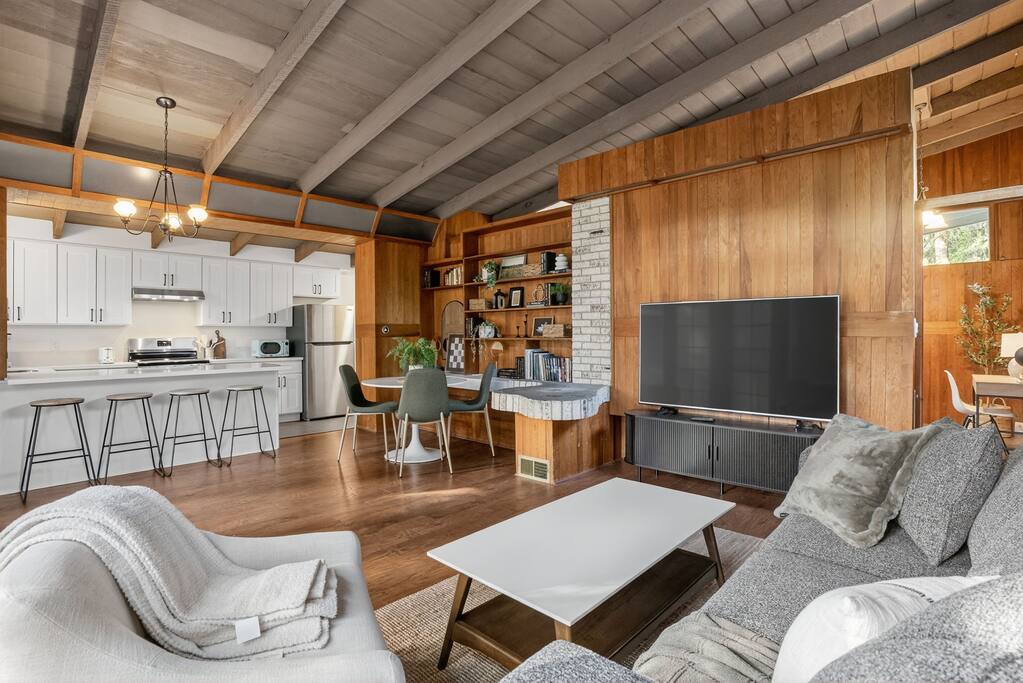 mid-century-nest-or-near-forest-park/