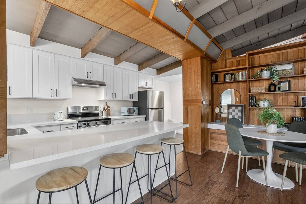 mid-century-nest-or-near-forest-park/