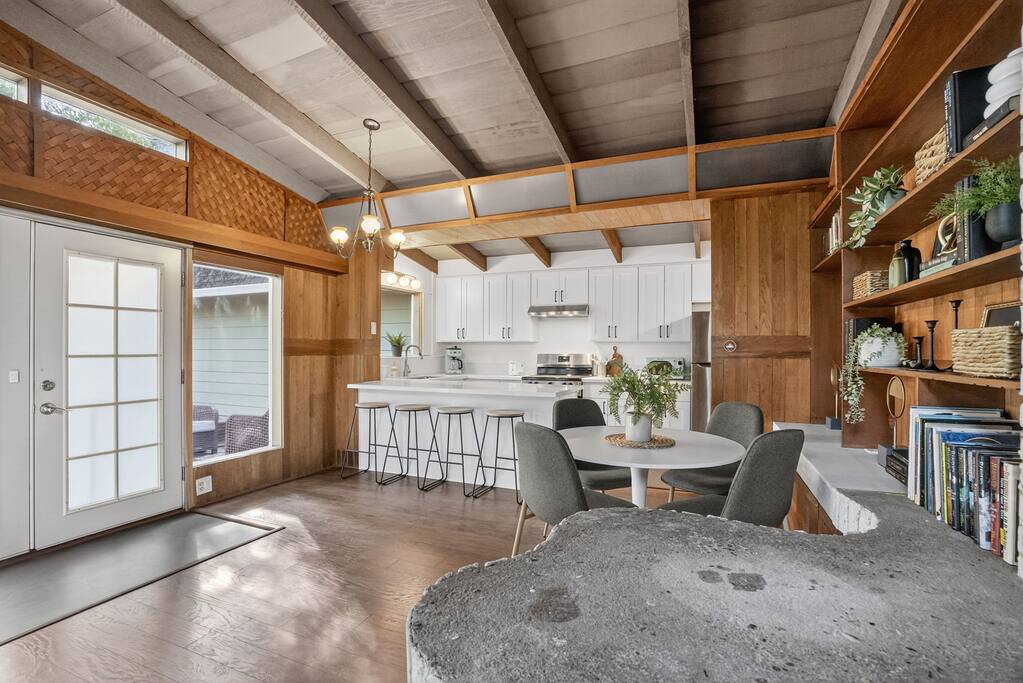 mid-century-nest-or-near-forest-park/