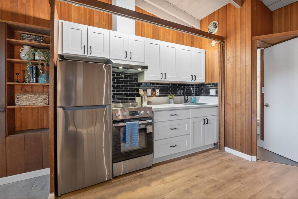 mid-century-hideaway-or-near-forest-park/