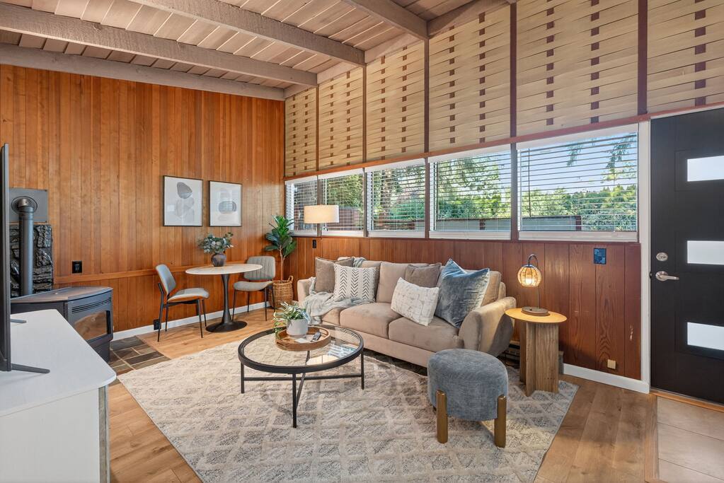 mid-century-hideaway-or-near-forest-park/