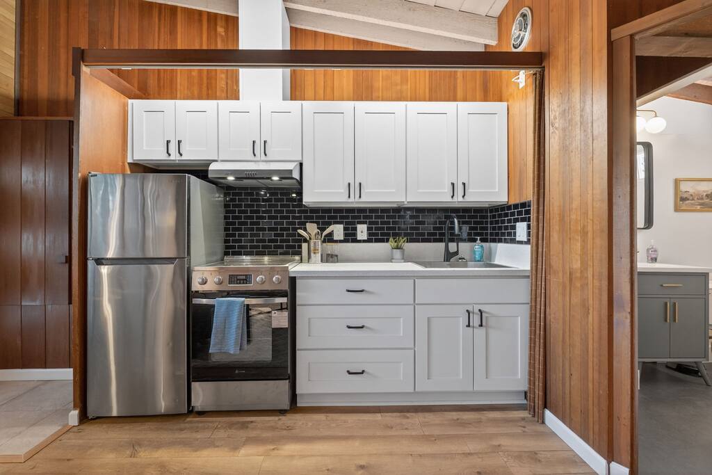 mid-century-hideaway-or-near-forest-park/