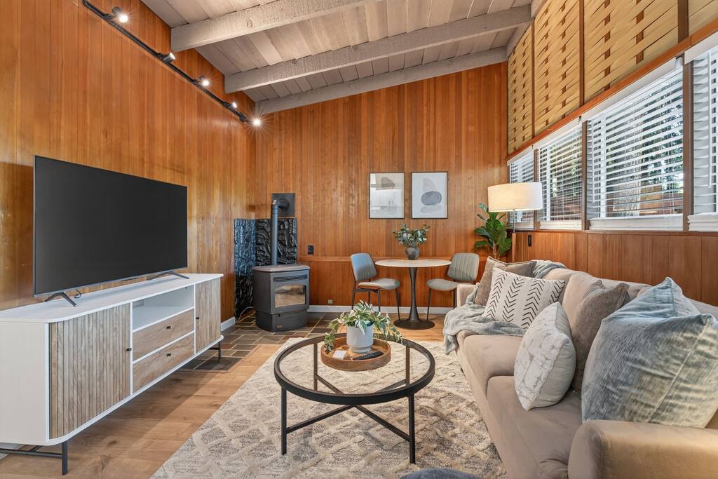 mid-century-hideaway-or-near-forest-park/