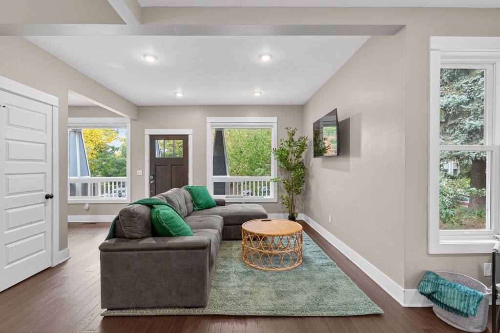 irvington-craftsman-or-4-ensuite-beds-or-fenced-yard/